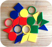 Pass the bag에 있는 도형 5가지(동그라미, 세모, 네모, 마름모, 그리고 링) 중 큰 도형의 4가지 색(빨강, 노랑, 파랑, 그리고 초록)을 선택한다.